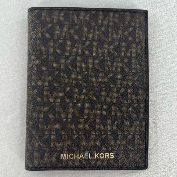 Michael Kors Bedford Travel Passport - Picture 2 of 9